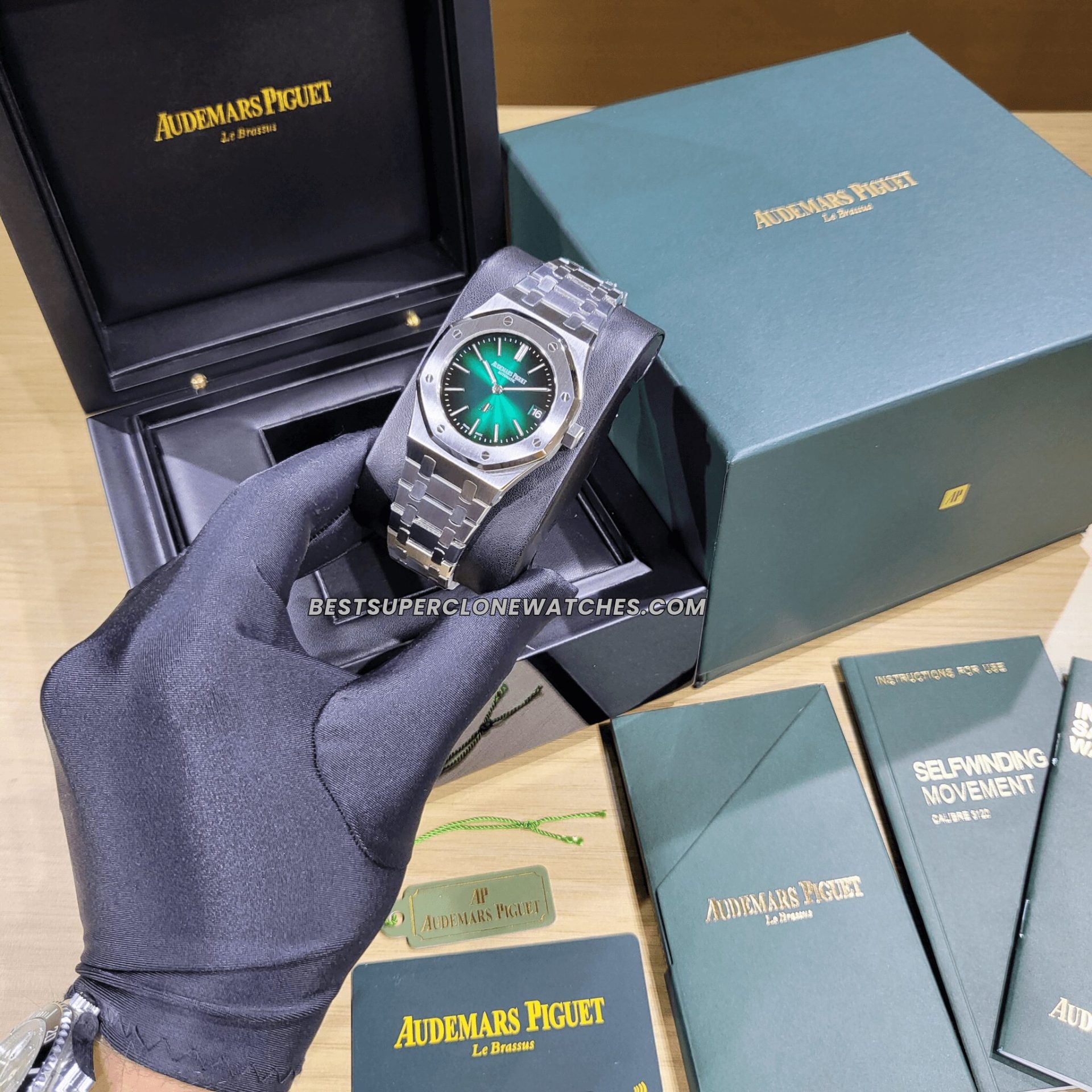 High-quality replica Royal Oak Jumbo Extra-Thin showing brushed platinum case and bezel