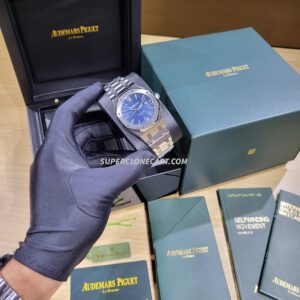 High-quality replica Royal Oak 15400 showing date window at 3 o’clock on blue dial