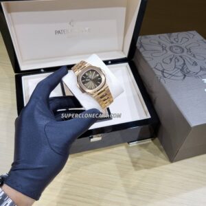 High-quality imitation of Nautilus 5711 in rose gold with integrated bracelet