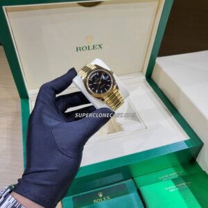 High-quality replica of Rolex Day-Date with bright black dial and presidential bracelet