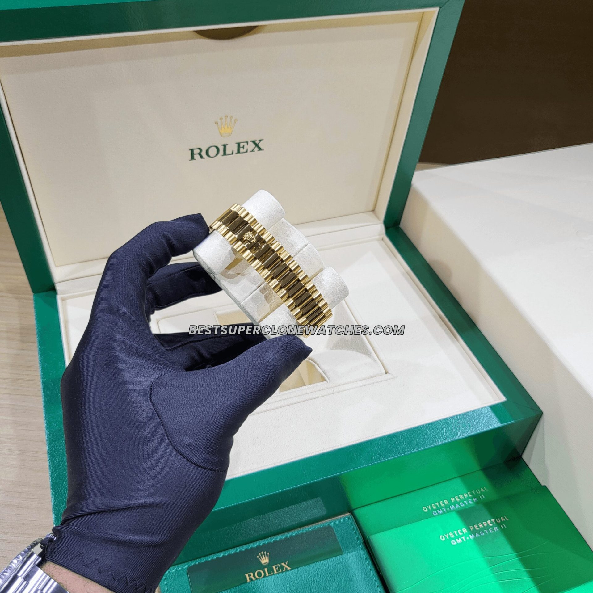 Luxury replica Rolex Day-Date 228238 in yellow gold with champagne dial and date window