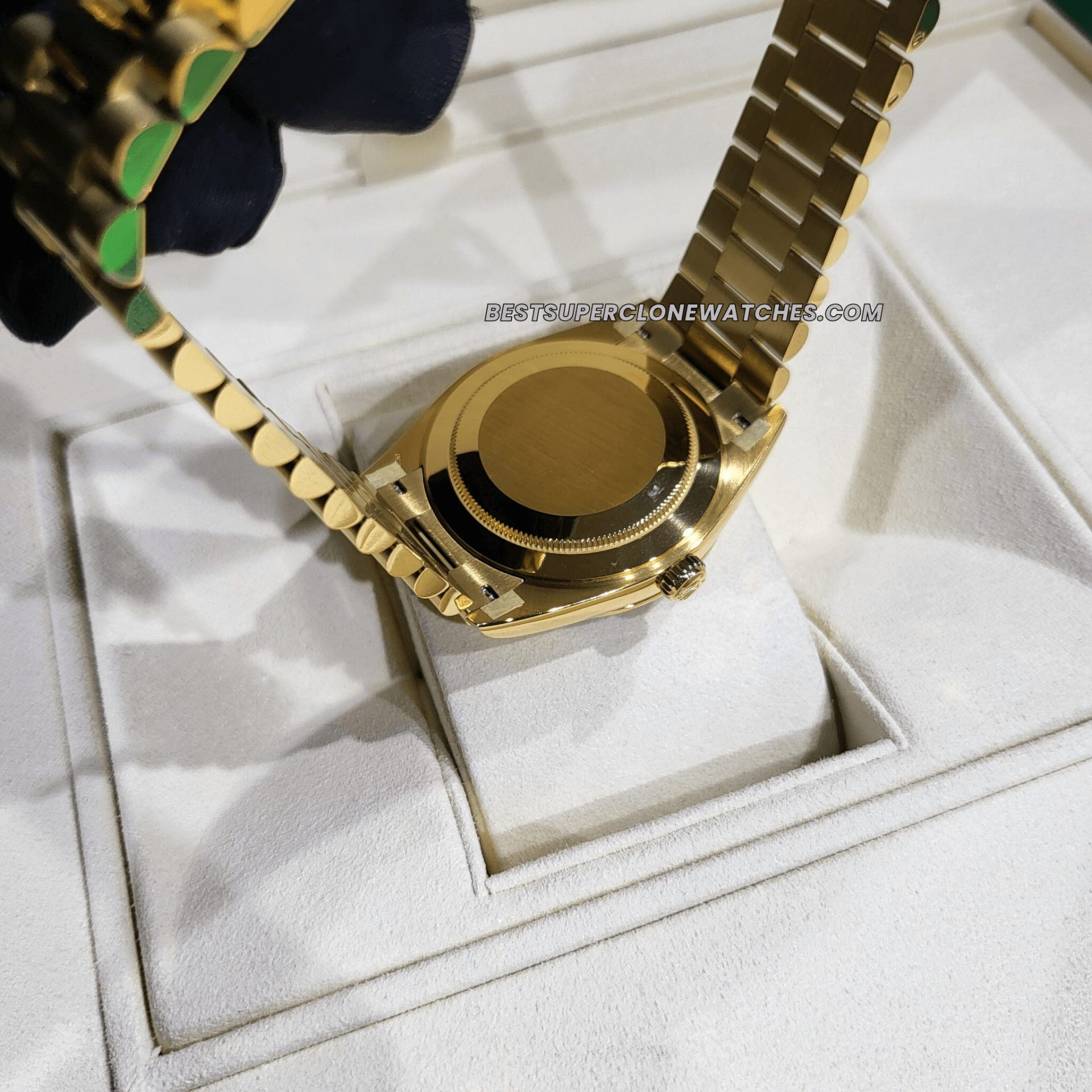High-quality replica of Rolex Day-Date watch with white dial and fluted gold bezel