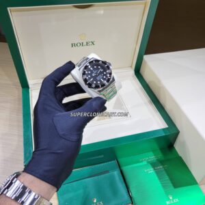 Close-up of the Rolex Submariner 3230 Swiss super clone, featuring a black dial and Oystersteel case—ideal for diving enthusiasts.