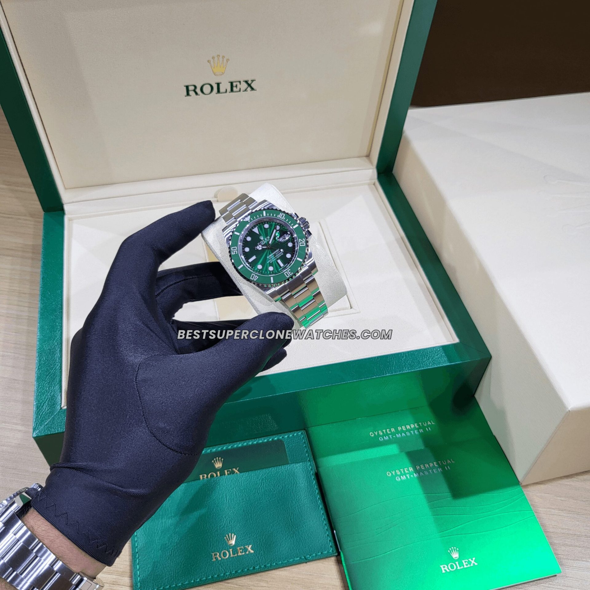 Fake Rolex Submariner Hulk Date 3135 super clone with green dial, Oystersteel case, and Swiss 3135 movement—luxury replica design.
