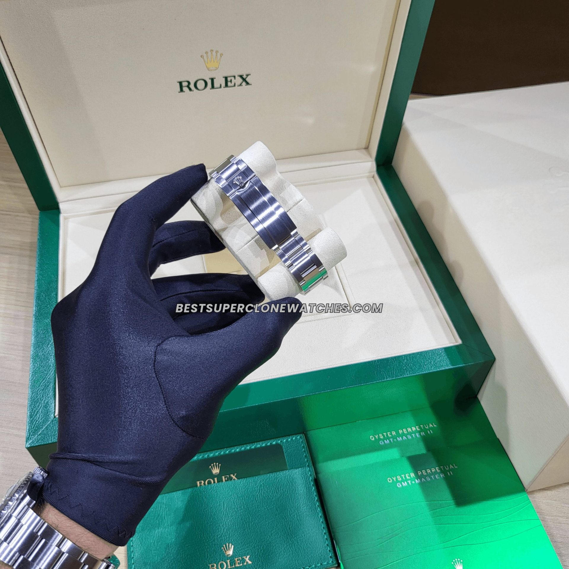Fake Rolex Submariner Hulk Date Ref-116610LV with green dial, Oystersteel case, and Swiss 3135 movement—high-quality super clone.